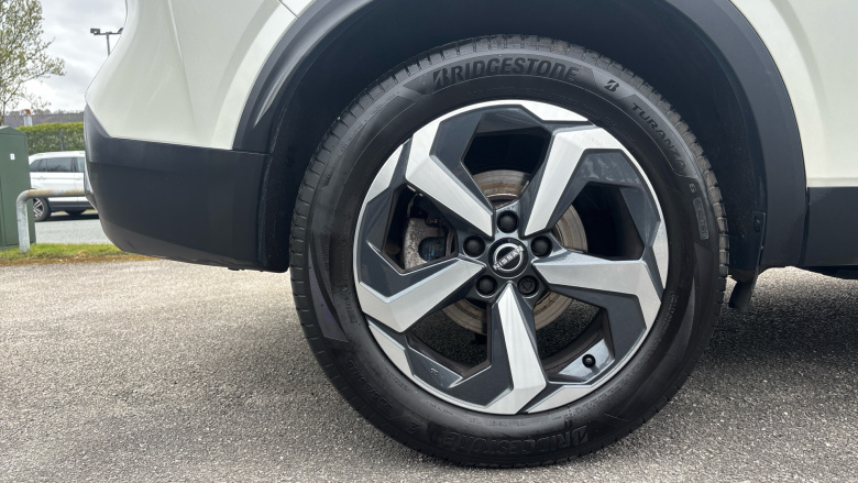 Nissan Qashqai 1.3 DiG-T MH N-Connecta 5dr Petrol Hatchback